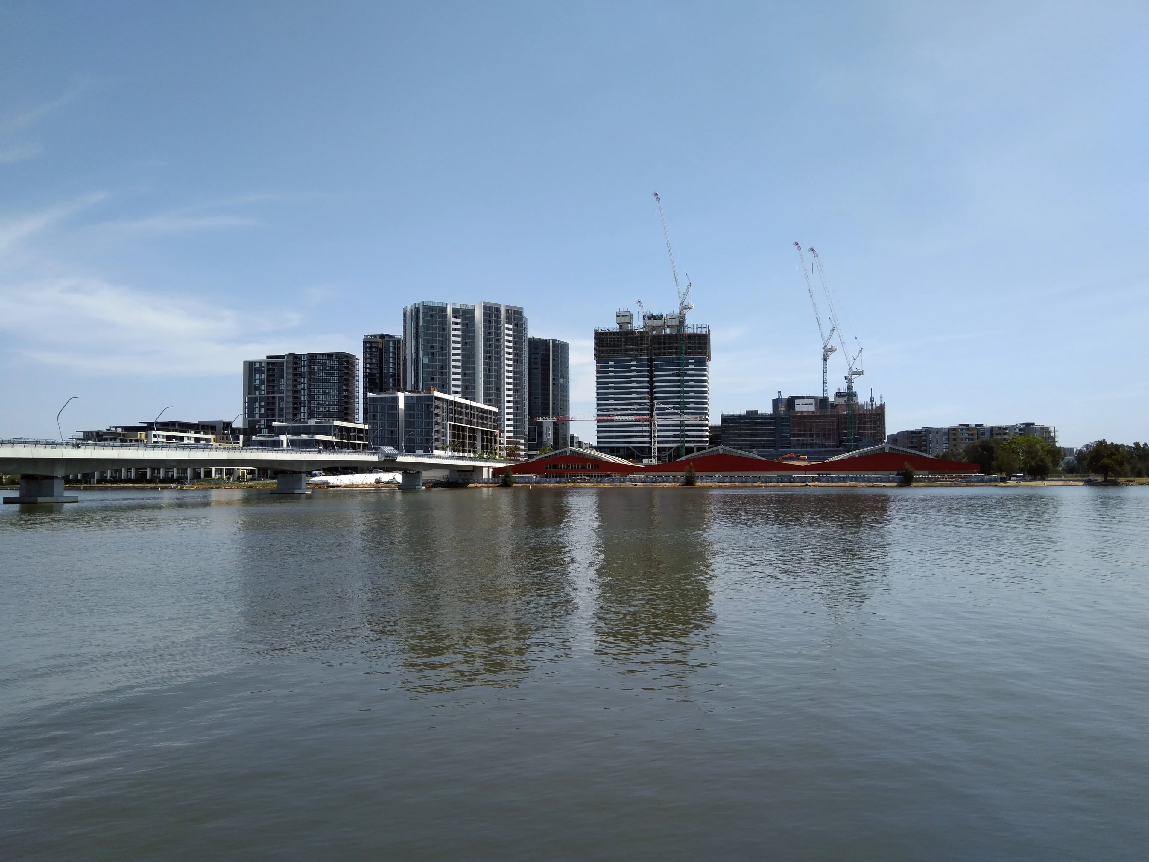 从 Rhodes 望向悉尼 Wentworth Point 公寓楼,代表当地租赁住房市场