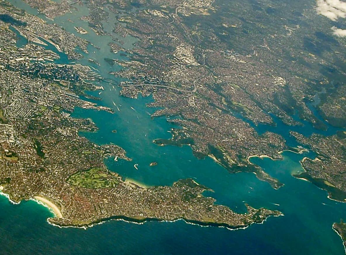 Sydney住宅与海港航拍图,用于反映买家预算与卖方挂牌价之间的差距