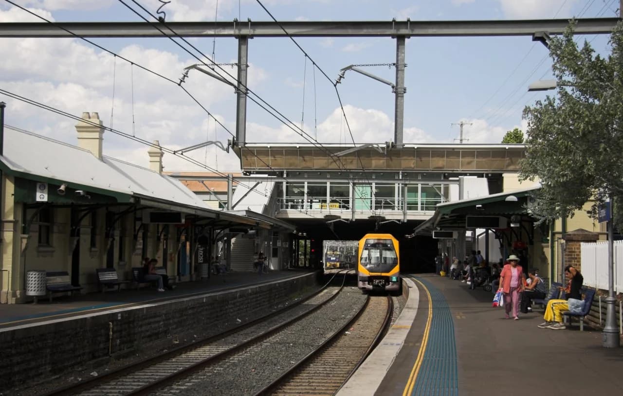 Sydney Bankstown 走廊上的 Campsie railway station,用于反映 Southwest Metro 车站升级完成