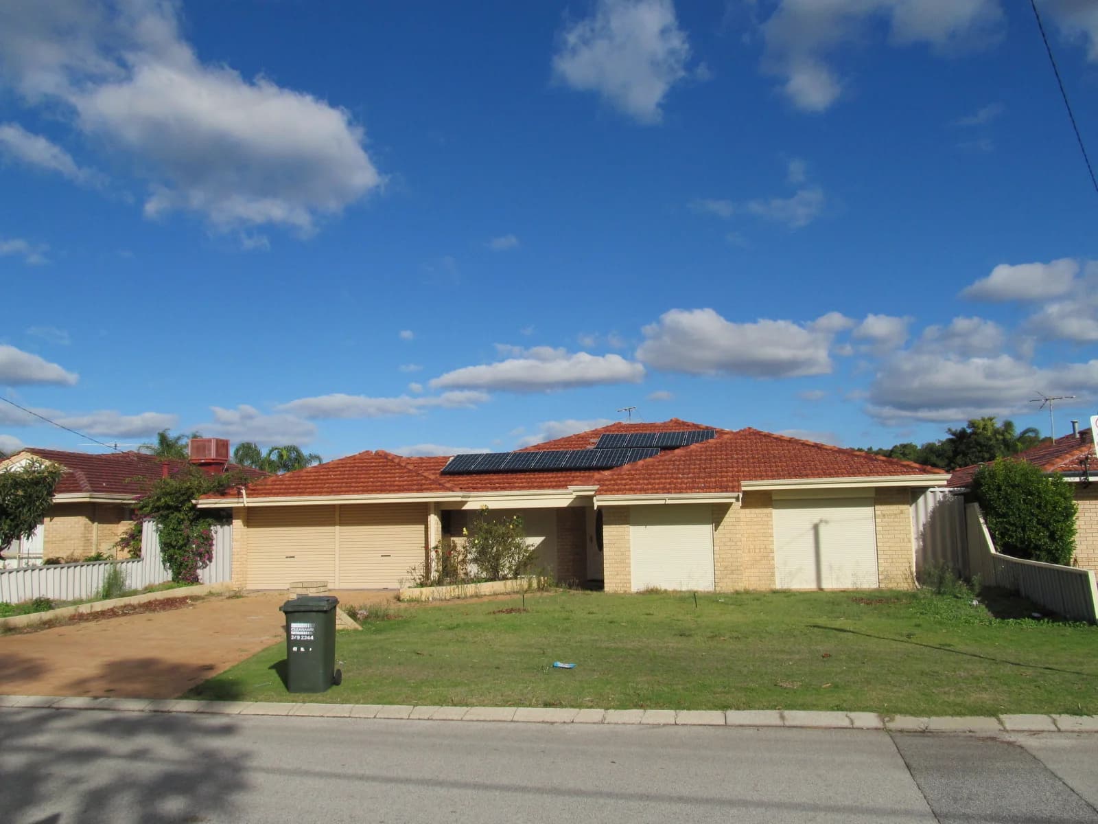 安装 rooftop solar panels 的澳洲住宅,用于反映 NSW 拟议的强制太阳能板回收制度