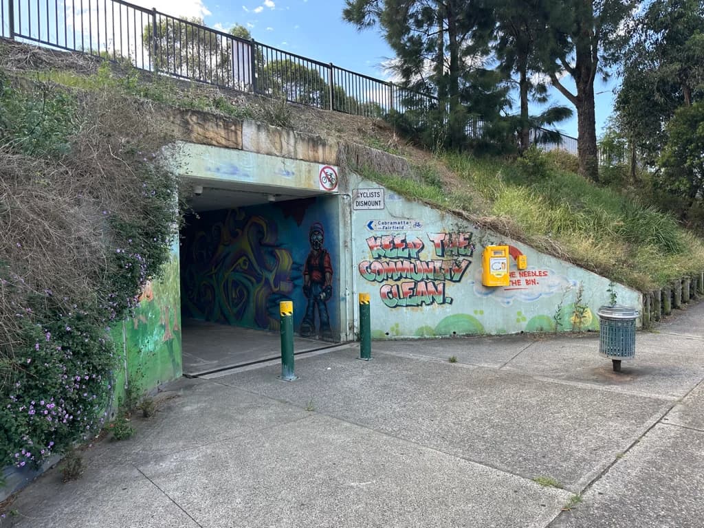 South West Sydney 的 Warwick Farm railway station,靠近已完成重新规划的 Mannix Parade housing precinct
