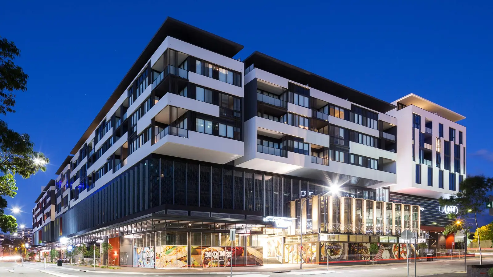 黄昏时分悉尼 Zetland 的 East Village 综合公寓建筑
