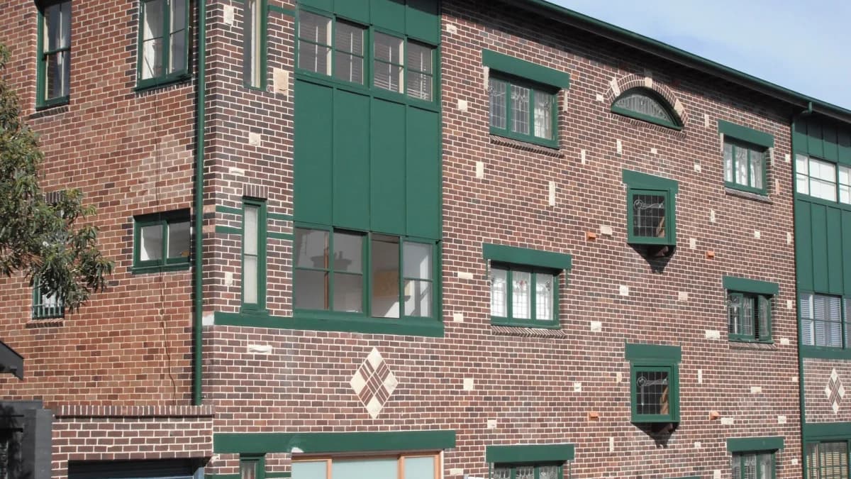 Established residential apartment building in Coogee near the coast